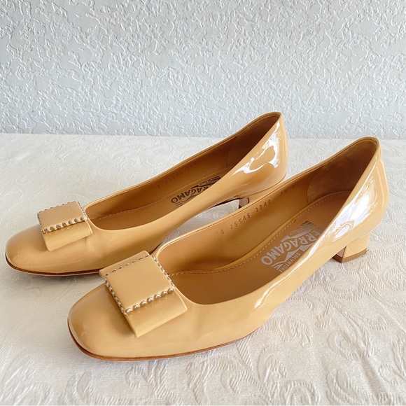 Salvatore Ferragamore beige bow pumps - Picture 7 of 11